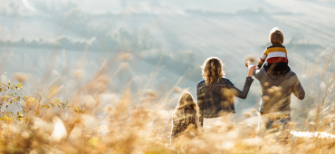 Familj ut i naturen på prommenad